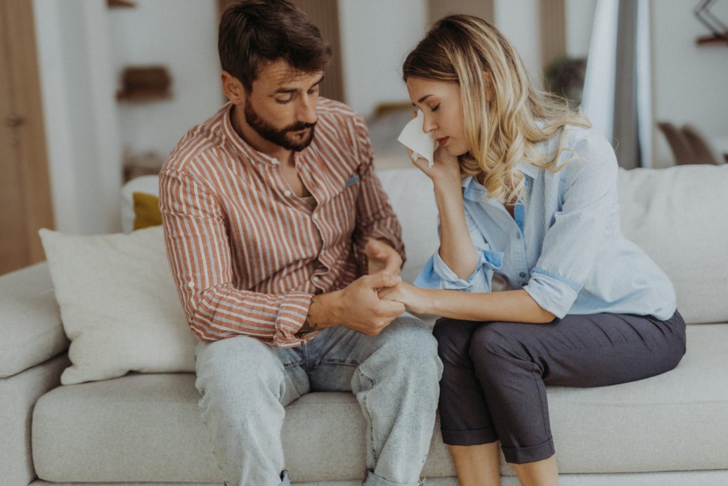 7 علامات تدل على تفكير الزوج بامرأة أخرى 7 علامات تدل على تفكير الزوج بامرأة أخرى