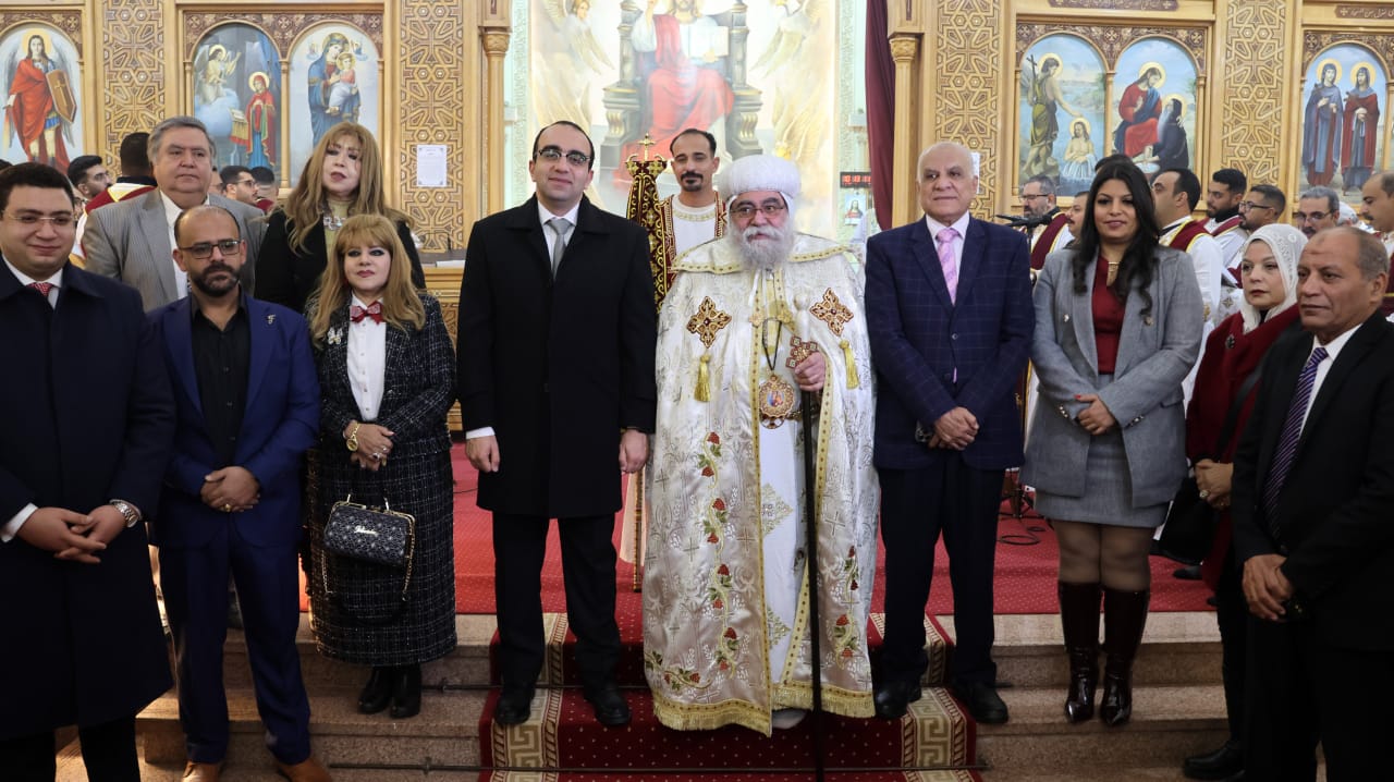 نائب محافظ الإسماعيلية يشهد قداس عيد الميلاد بمطرانية الأقباط الأرثوذكس (2)