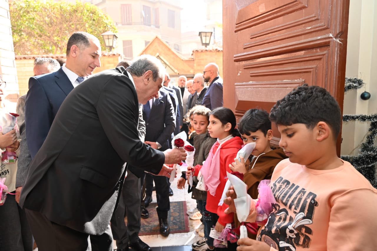 توزيع الهدايا 