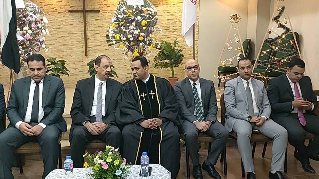 محافظ سوهاج ومدير الأمن يزوران الكنيسة الإنجيلية للتهنئة بعيد الميلاد المجيد (3)