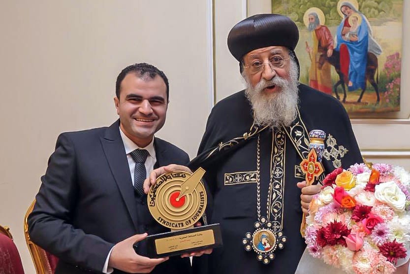 قداسة البابا تواضروس الثانى ودرع نقابة الصحفيين
