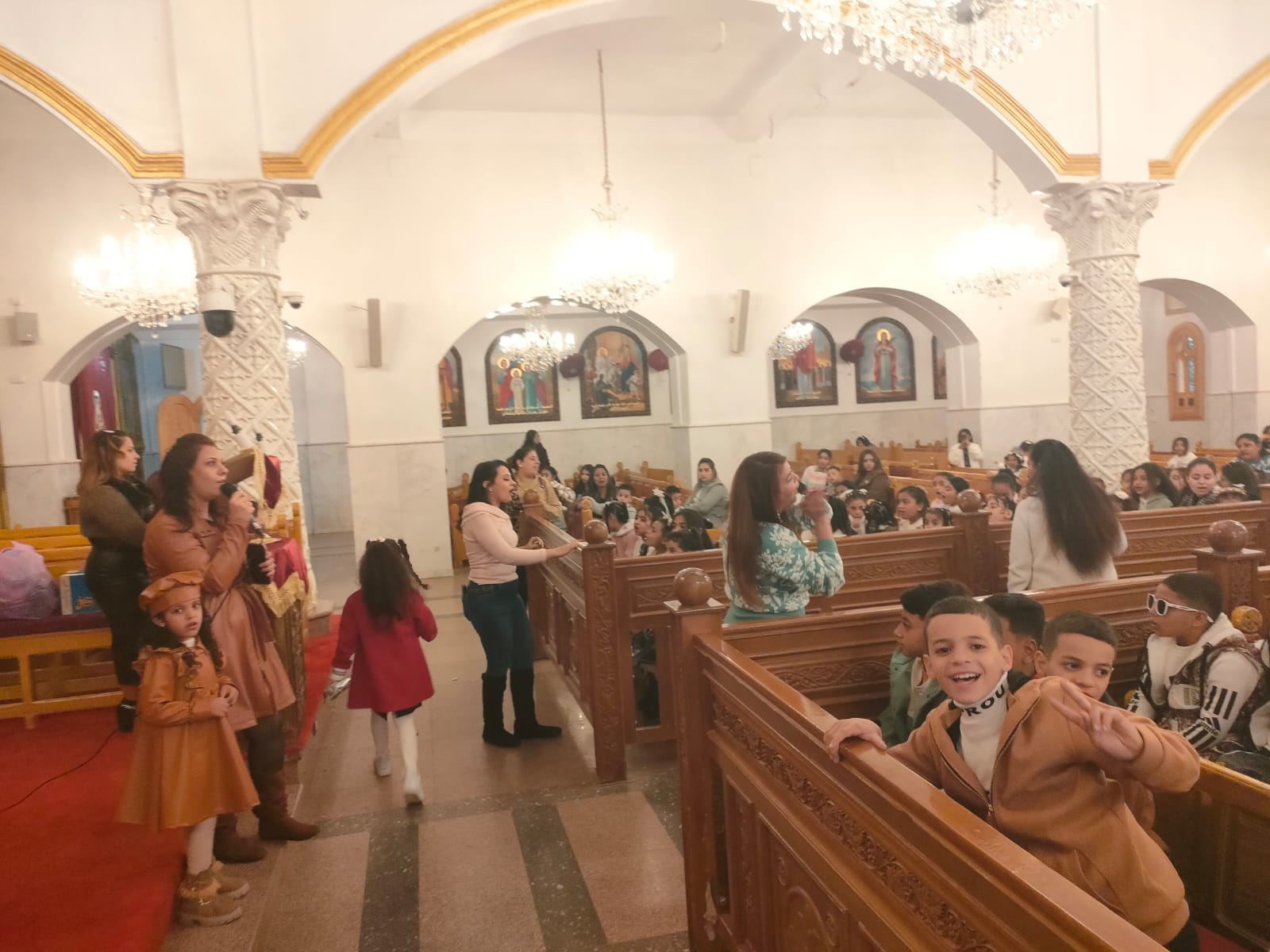 فرحة الأطفال بالأقصر فى الكنائس احتفالا بعيد الميلاد المجيد