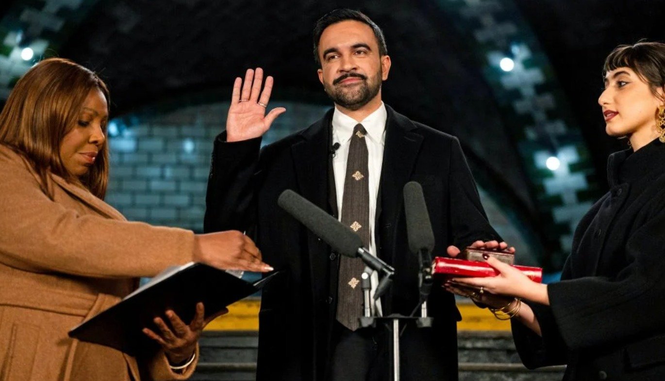 زهران ممدانى عمدة نيويورك يؤدي اليمين على القرآن الكريم زهران ممدانى عمدة نيويورك يؤدي اليمين على القرآن الكريم