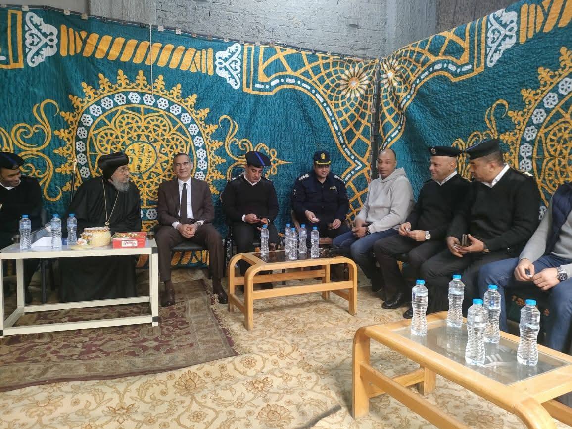 مدير أمن الأقصر يزور كنيسة مارجرجس بأرمنت الوابورات للتهنئة بعيد الميلاد