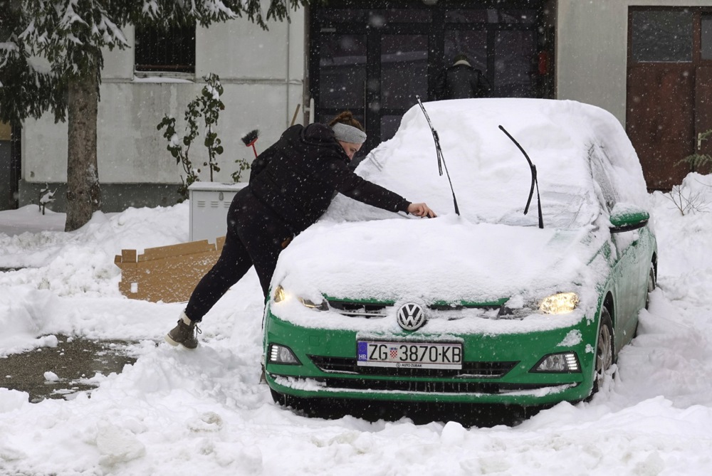 غطت الثلوج الكثيفة مدينة زغرب وسط موجة برد واضطرابات في حركة السفر (3)