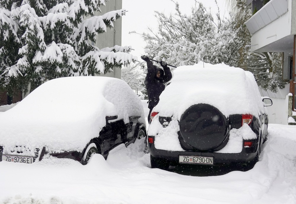 غطت الثلوج الكثيفة مدينة زغرب وسط موجة برد واضطرابات في حركة السفر (5)