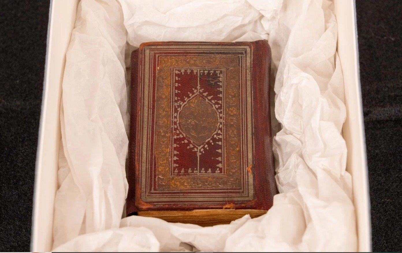 نسخة نادرة من القرآن الكريم نسخة نادرة من القرآن الكريم