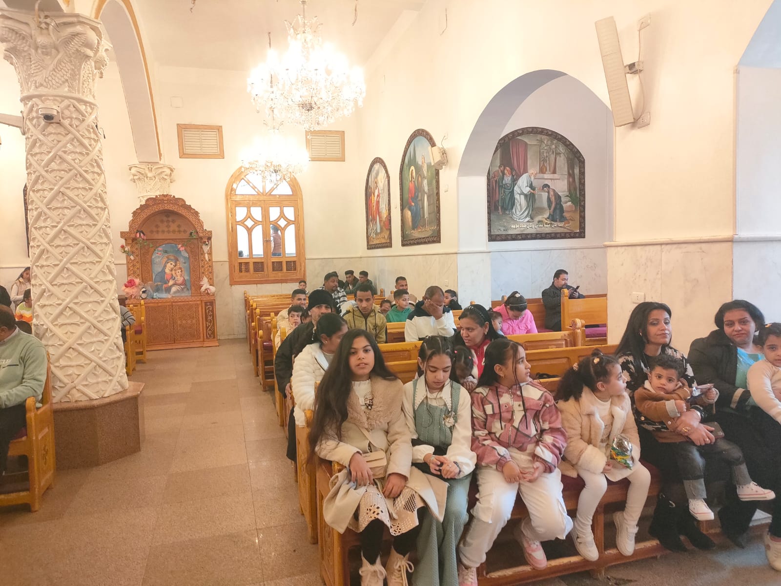 الأطفال يحتفلون صباحاً بملابس العيد في الكنائس بالقرى والنجوع