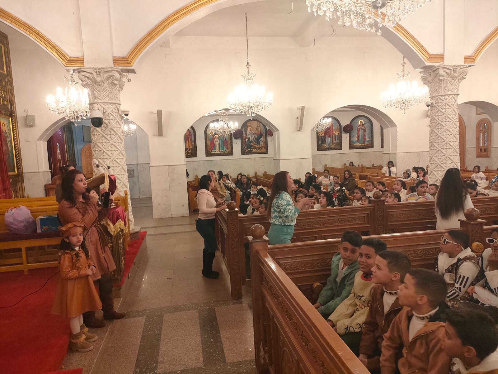 فرحة الأطفال فى الكنائس احتفالا بعيد الميلاد المجيد بالأقصر