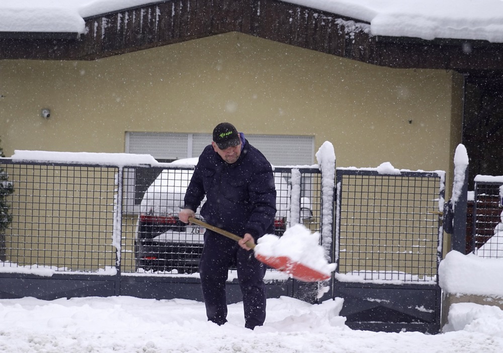 غطت الثلوج الكثيفة مدينة زغرب وسط موجة برد واضطرابات في حركة السفر (4)