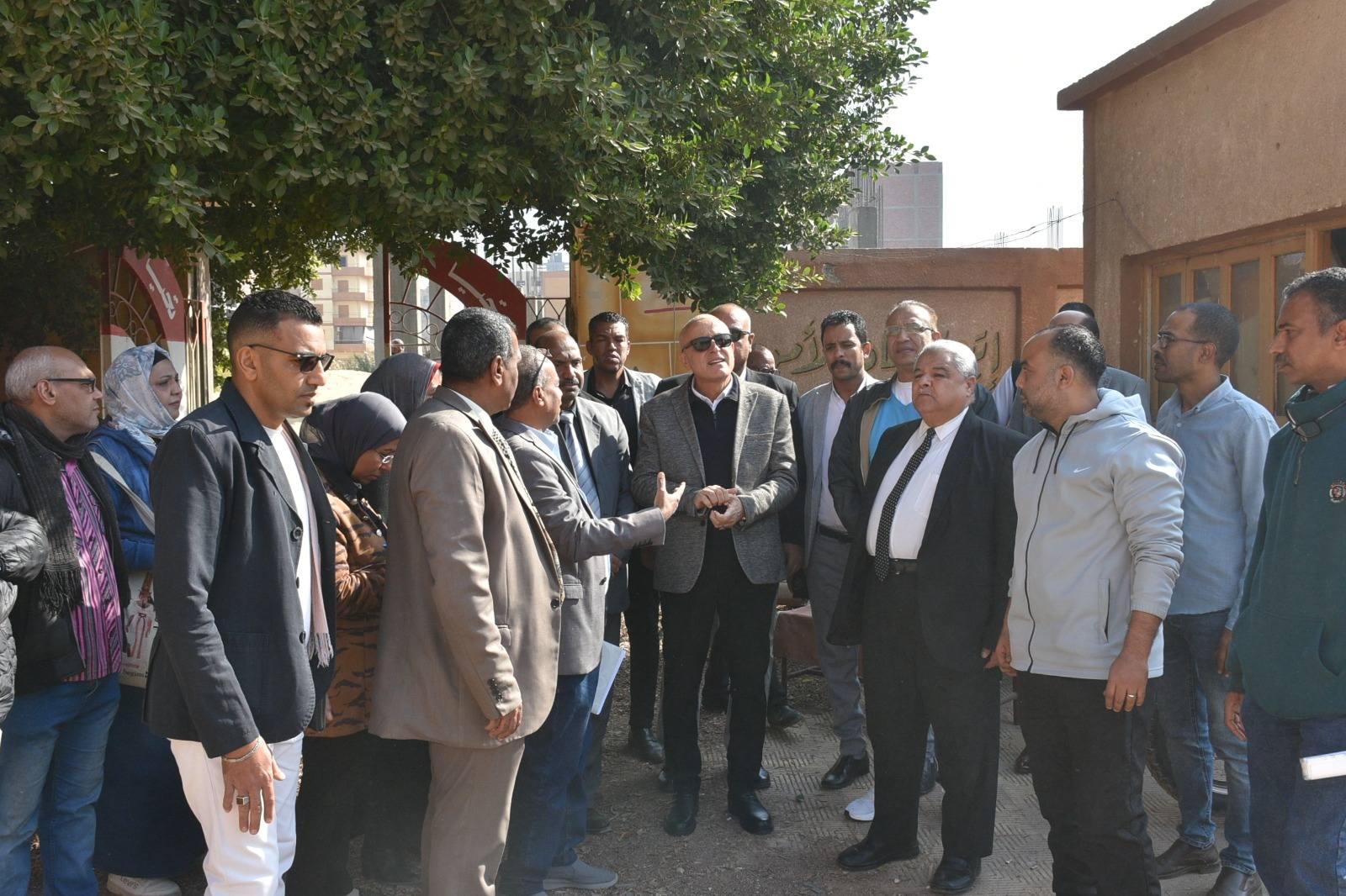 متابعة مدرسة الأقصر الفنية بنات بعد إزالة مبنى الورش للحفاظ على الطالبات