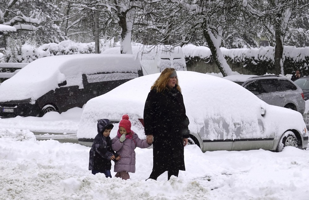 غطت الثلوج الكثيفة مدينة زغرب وسط موجة برد واضطرابات في حركة السفر (1)