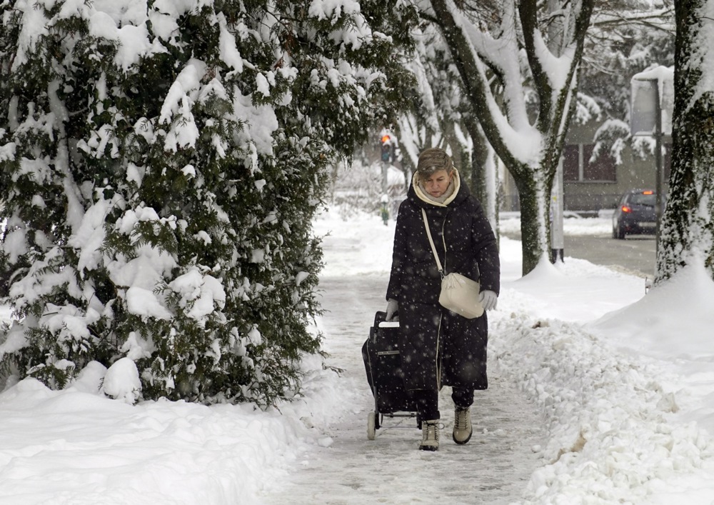 غطت الثلوج الكثيفة مدينة زغرب وسط موجة برد واضطرابات في حركة السفر (6)