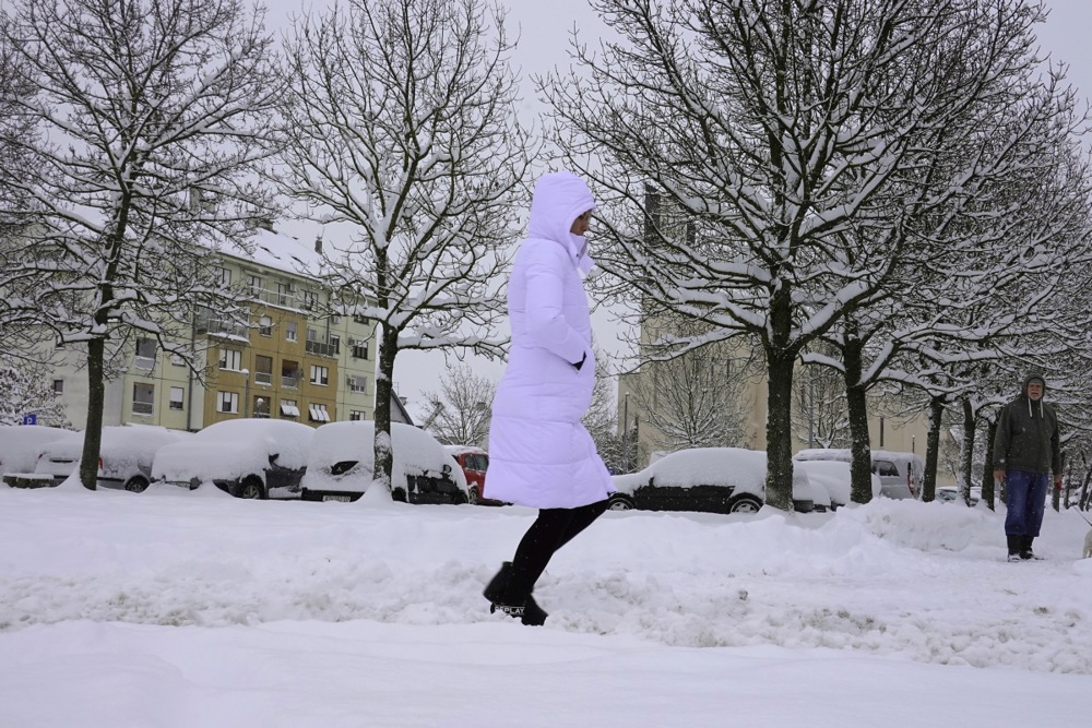 غطت الثلوج الكثيفة مدينة زغرب وسط موجة برد واضطرابات في حركة السفر (2)