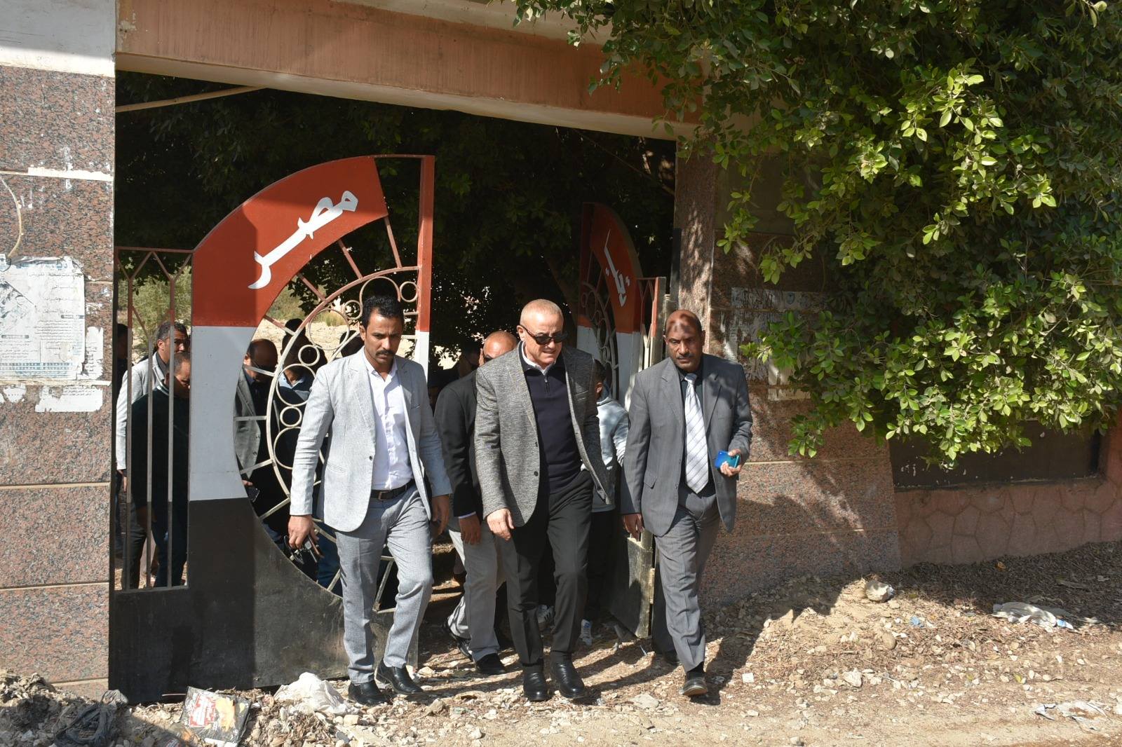 جولة لمحافظ الأقصر بمدرسة الأقصر الفنية بنات بعد إزالة مبنى الورش