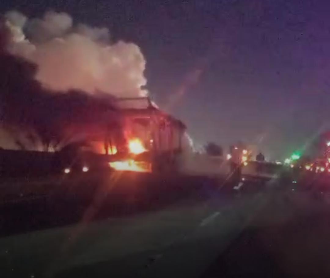 حريق سيارة نقل ثقيل بالطريق الصحراوي