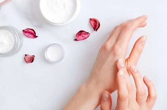 ترطيب اليدين