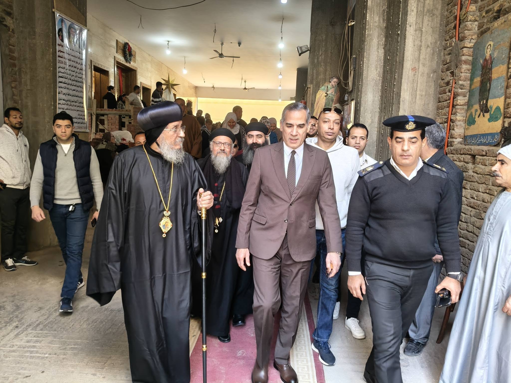 زيارة كنيسة مارجرجس بأرمنت الوابورات لتهنئة الأنبا يواقيم والأقباط بعيد الميلاد