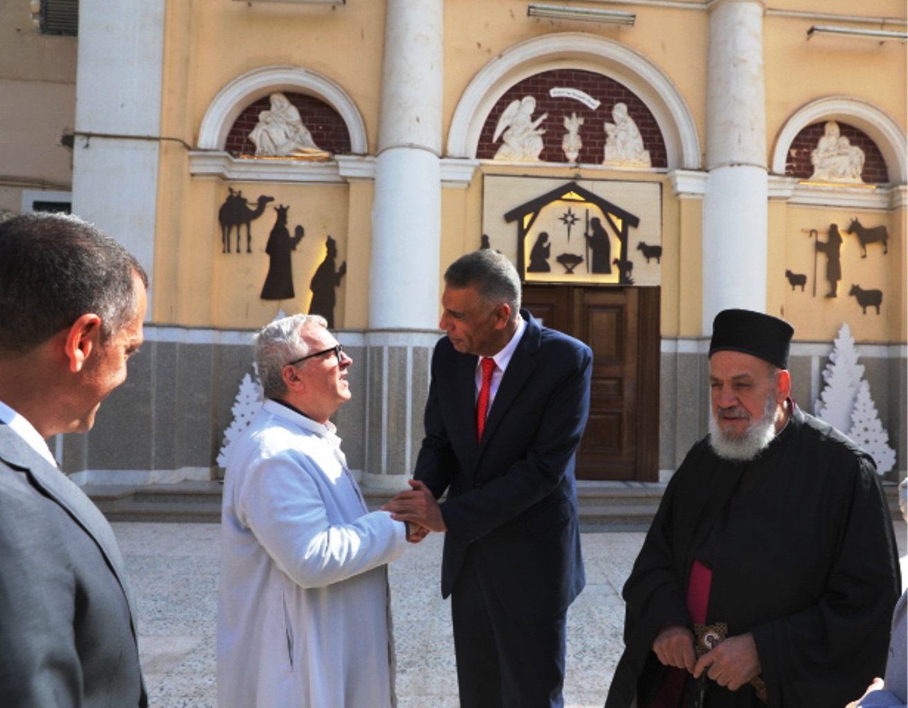 جانب من تقديم التهنئة_1 جانب من تقديم التهنئة_1