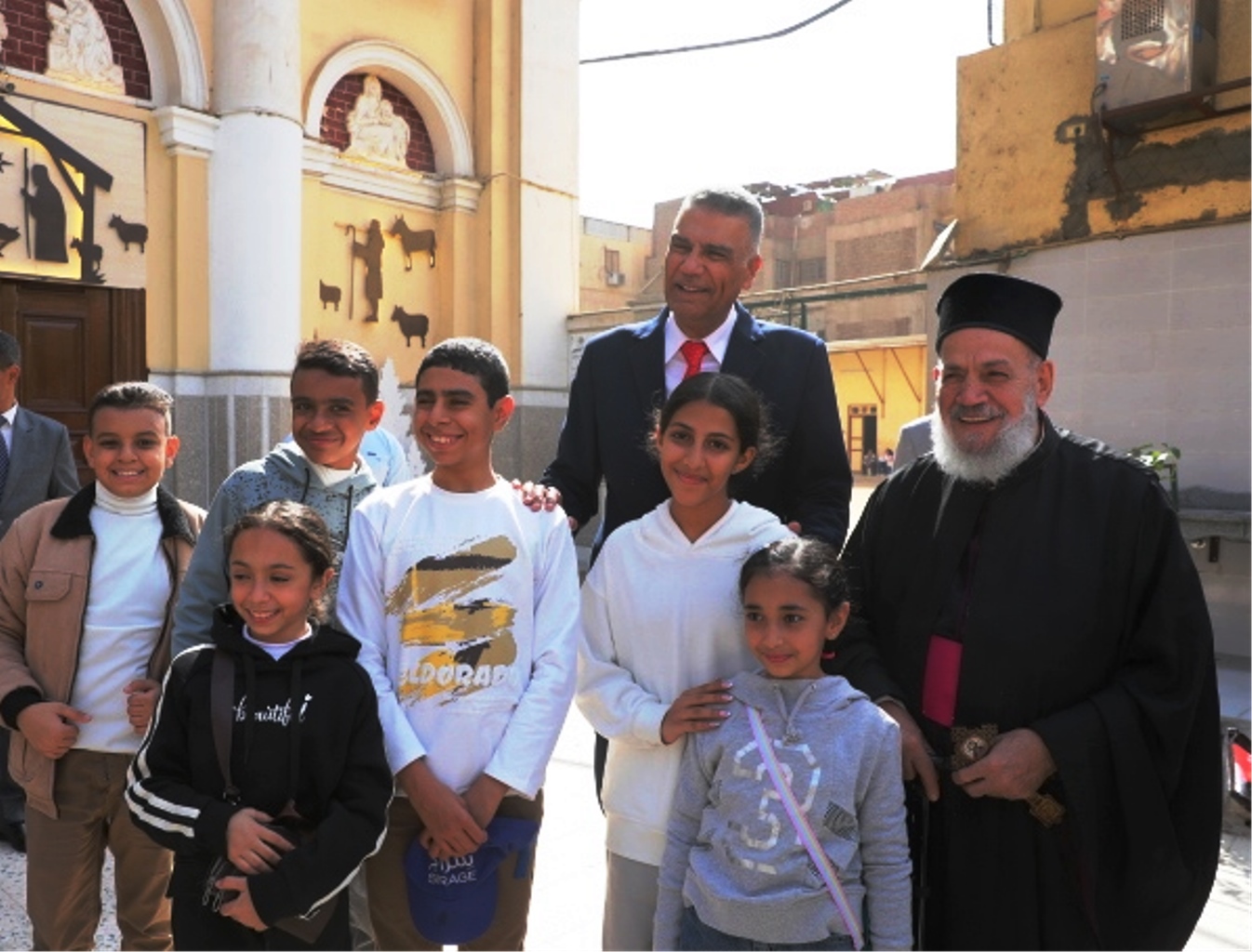 صور تذكارية للمحافظ مع الأطفال صور تذكارية للمحافظ مع الأطفال