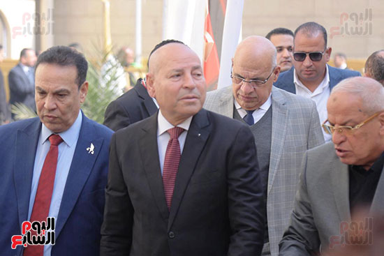 محافظ القاهرة يهنئ الاخوة الأقباط محافظ القاهرة يهنئ الاخوة الأقباط