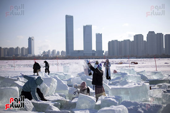 الجليد يمتع زوار المهرجان