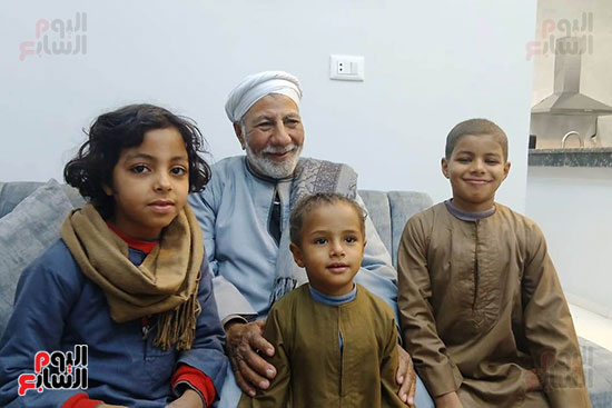 عبد الفتاح مع الأحفاد img