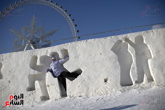 التقاط الصور مع المنحوتات من الجليد