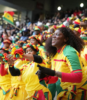 النساء ترسم لوحة فنية لمساندة منتخب الكونغو