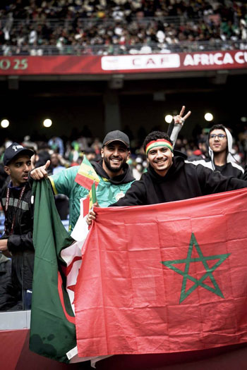 العلم المغربى والجزائرى من ملعب المباراة