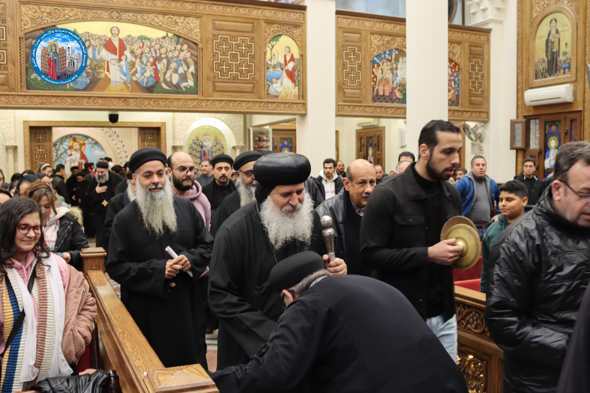 الأنبا ماركوس ولفيف من الكهنة في كنيسة القديسة دميانة الأنبا ماركوس ولفيف من الكهنة في كنيسة القديسة دميانة