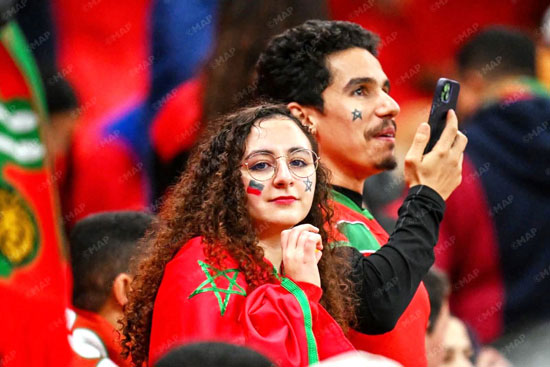 فتاة مغربية تساند المنتخب من داخل ملعب المباراة