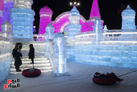 مجسمات من الجليد داخل المهرجان