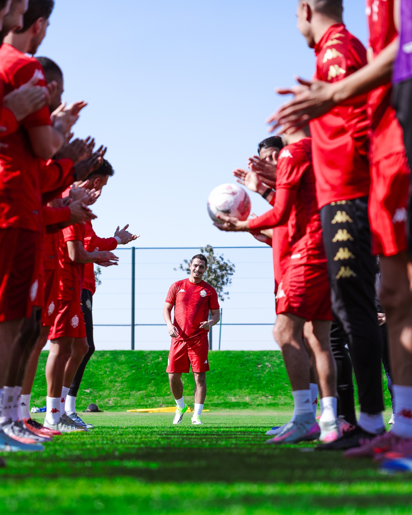 بن يدر مع لاعبي الوداد المغربي بن يدر مع لاعبي الوداد المغربي