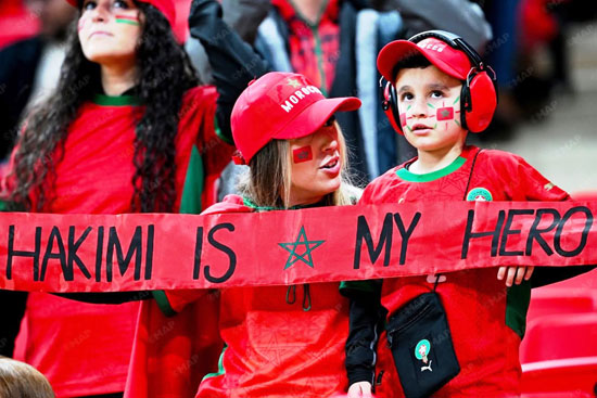 جمهور المغرب ولافتة تساند أشرف حكيمى