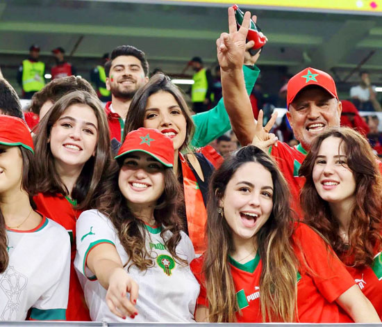 جمهور أصحاب الأرض يزين المدرجات