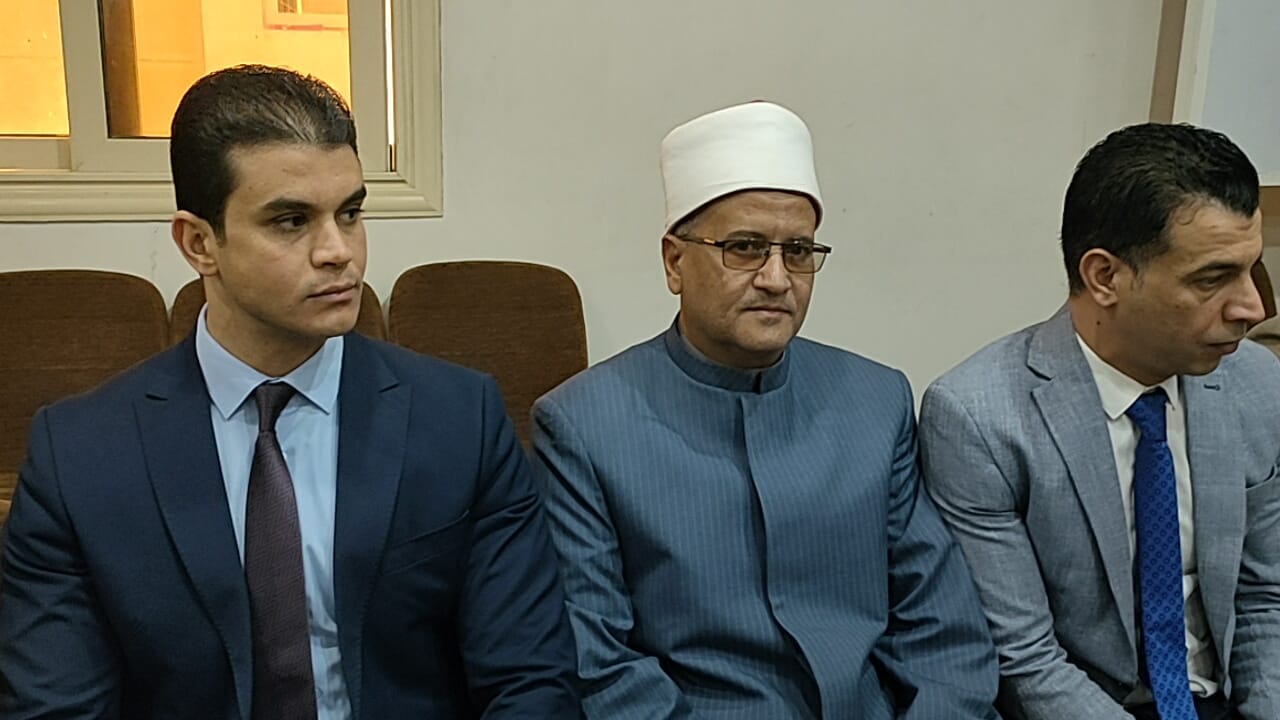 محافظ سوهاج ومدير الأمن يزوران الكنيسة الإنجيلية للتهنئة بعيد الميلاد المجيد (4)