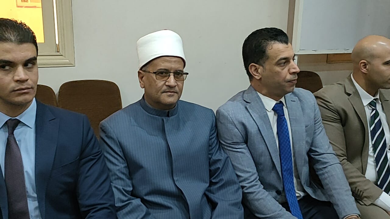 محافظ سوهاج ومدير الأمن يزوران الكنيسة الإنجيلية للتهنئة بعيد الميلاد المجيد (1)