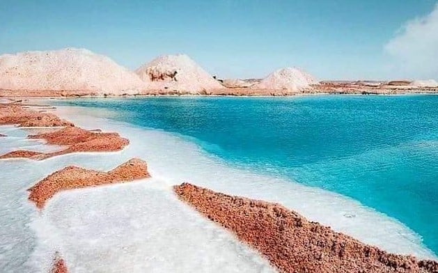 بحيرات الملح في واحة سيوة احد مقومات السياحة العلاجية