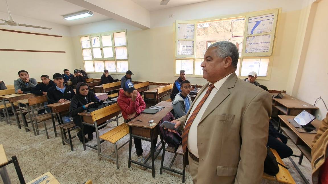 وكيل الوزارة يتابع عقد فعاليات أول إمتحان لمادة البرمجة والذكاء الاصطناعى