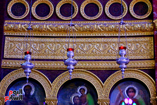 تفاصيل دقيقة للزخارف الخشبية داخل الكنيسة