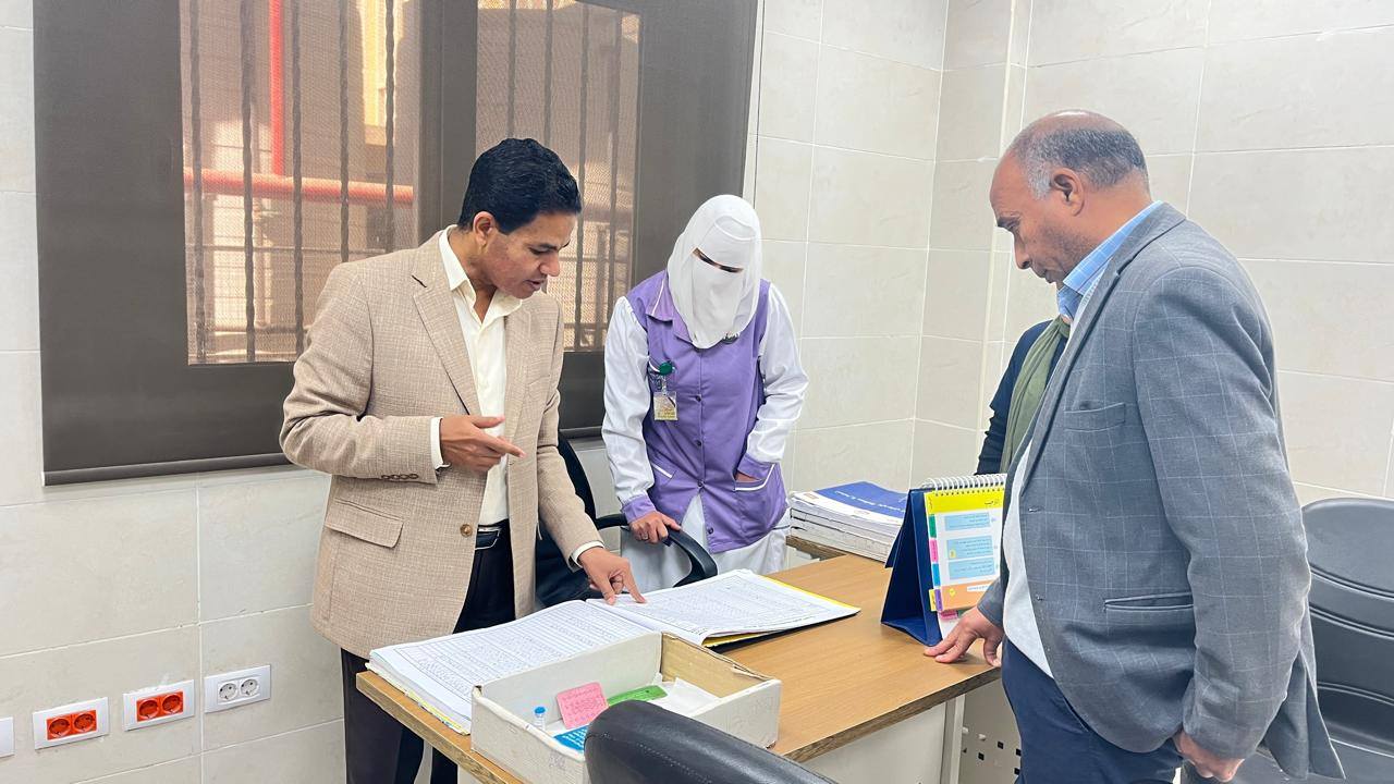 متابعة فحص 698 حالة مجاناً بقافلة علاجية لخدمة المناطق الأكثر احتياجاً