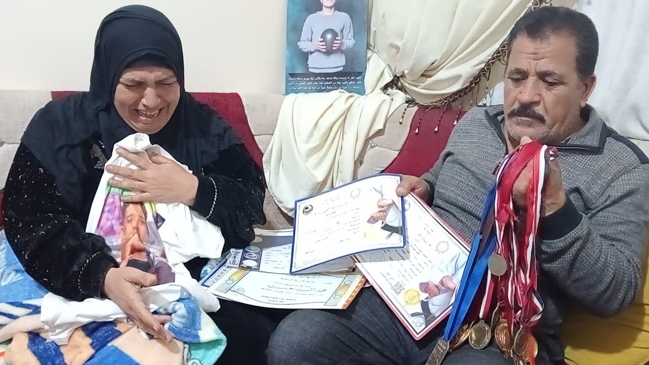 بكاء والد ووالدة محمد لاعبة الكاراتيه