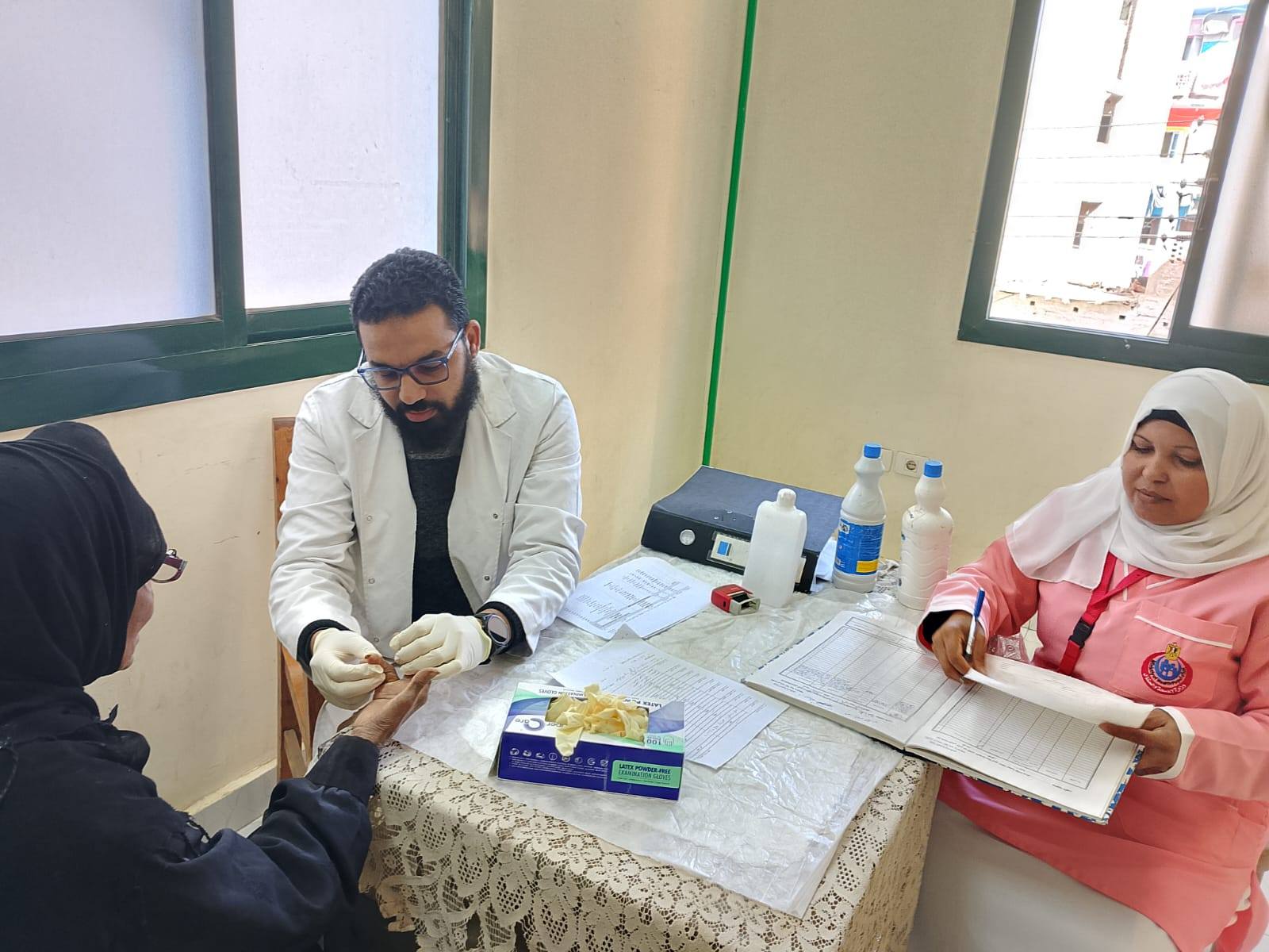 أعمال فحص 698 حالة مجاناً بقافلة علاجية لخدمة المناطق الأكثر احتياجاً