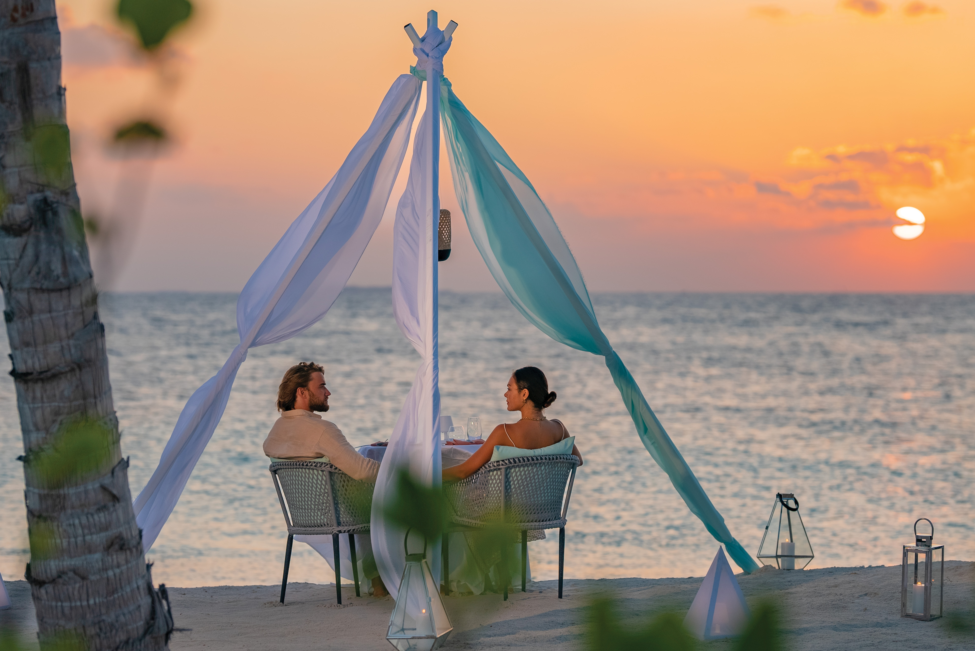 OBLU-SELECT-Lobigili - Lifestyle - Romantic-Beach-Dinner-02 - 04.2023