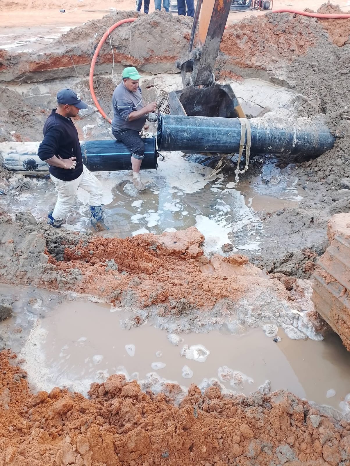 إصلاح الكسر المفاجئ بخط طرد محطة الرفع الرئيسية ببلطيم