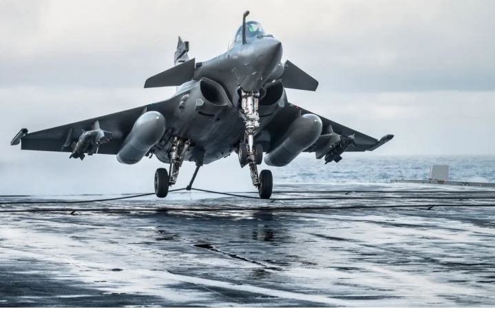 طائرة تحت الماء (3)