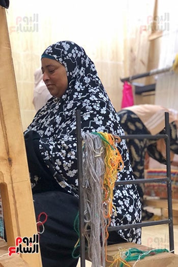 سعاد محمد تصنع سجاد يدوي في دهشور