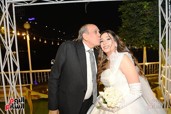 منير-مكرم-يقبل-راس-ابنته