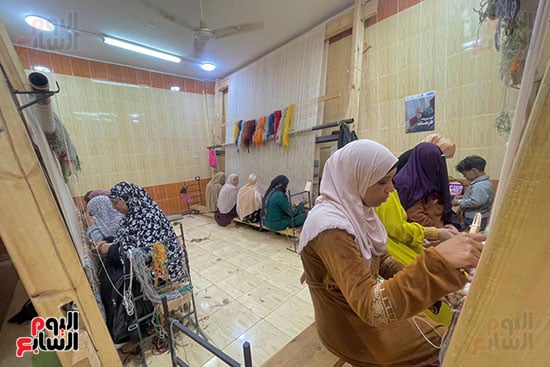 تدريب سيدات دهشور على صناعة السجاد